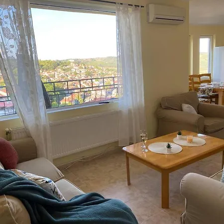 Happy Place Akatcia Apartment